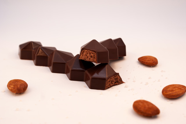 Barre pralinée amandes Chocolat noir 70%